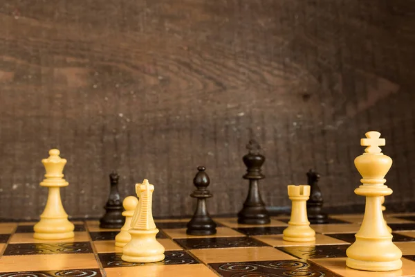 Satranç tahtasında fotoğraflanmış.