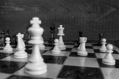 Satranç tahtasında fotoğraflanmış.