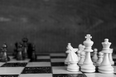 Satranç tahtasında fotoğraflanmış.