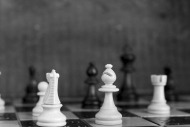 Satranç tahtasında fotoğraflanmış.