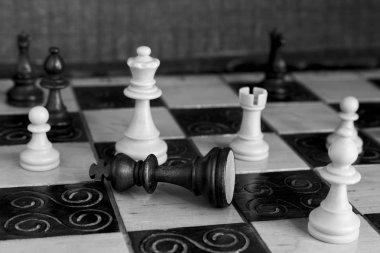 Satranç tahtasında fotoğraflanmış.