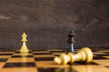 Satranç tahtasında fotoğraflanmış.