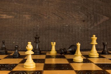 Satranç tahtasında fotoğraflanmış.