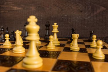 Satranç tahtasında fotoğraflanmış.