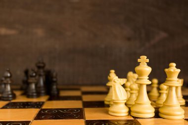 Satranç tahtasında fotoğraflanmış.