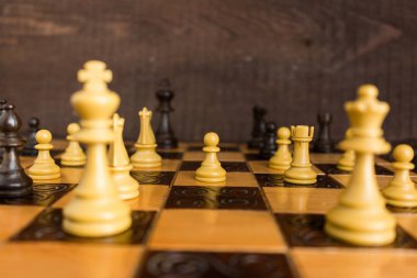 Satranç tahtasında fotoğraflanmış.