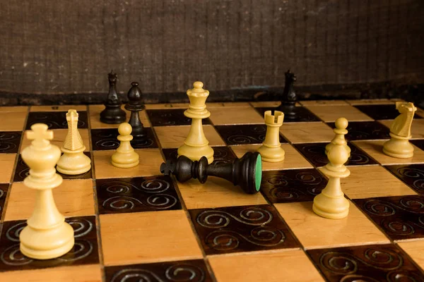 Satranç tahtasında fotoğraflanmış.