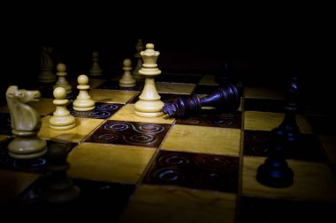 Satranç tahtasında fotoğraflanmış.