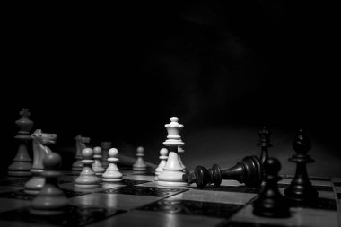 Satranç tahtasında fotoğraflanmış.