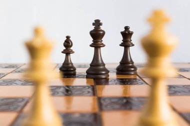 Satranç tahtasında fotoğraflanmış.