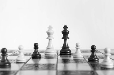 Satranç tahtasında fotoğraflanmış.