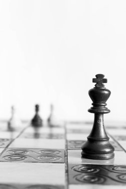 Satranç tahtasında fotoğraflanmış.