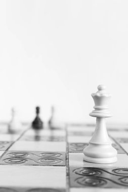 Satranç tahtasında fotoğraflanmış.