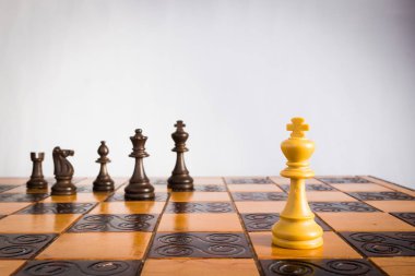 Satranç tahtasında fotoğraflanmış.