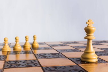 Satranç tahtasında fotoğraflanmış.