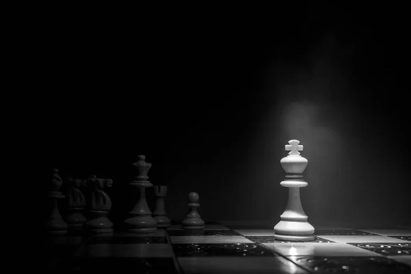 Échecs photographiés sur un échiquier — Photo