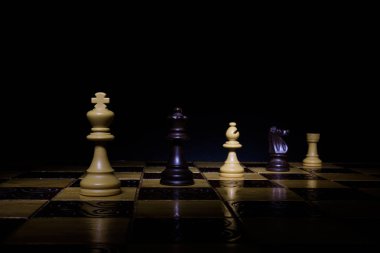 Satranç tahtasında fotoğraflanmış.