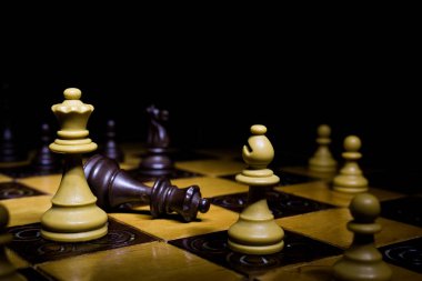 Satranç tahtasında fotoğraflanmış.