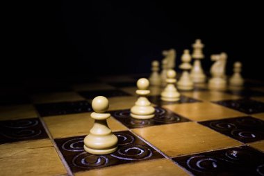 Satranç tahtasında fotoğraflanmış.