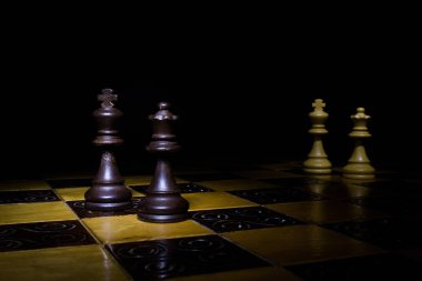 Satranç tahtasında fotoğraflanmış.