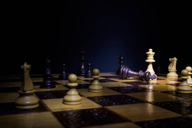 Satranç tahtasında fotoğraflanmış.