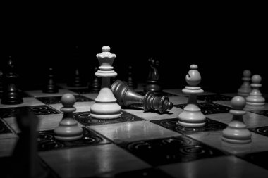 Satranç tahtasında fotoğraflanmış.