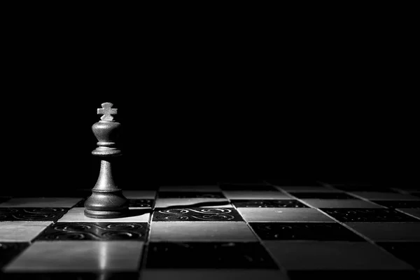 Satranç tahtasında fotoğraflanmış.