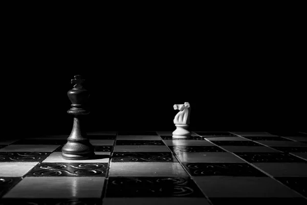 Échecs photographiés sur un échiquier — Photo