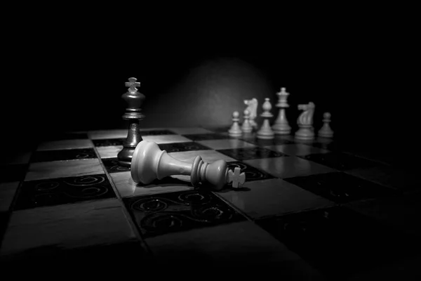 Schach während des Spiels auf einem Schachbrett fotografiert — Stockfoto