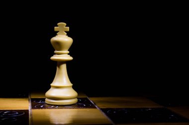 Satranç tahtasında fotoğraflanmış.