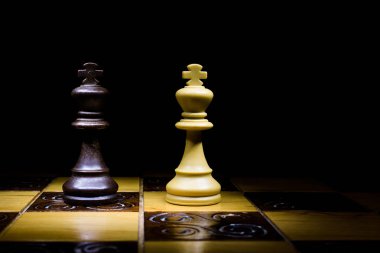 Satranç tahtasında fotoğraflanmış.