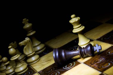 Satranç tahtasında fotoğraflanmış.