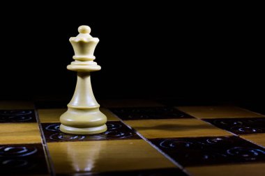 Satranç tahtasında fotoğraflanmış.