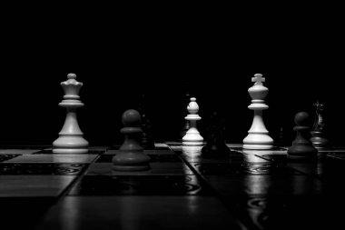 Satranç tahtasında fotoğraflanmış.