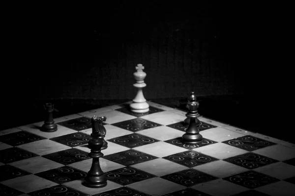 Échecs photographiés sur un échiquier — Photo