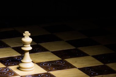 Satranç tahtasında fotoğraflanmış.