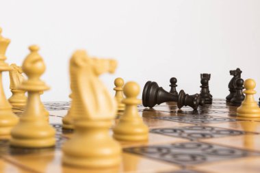 Satranç tahtasında fotoğraflanmış.