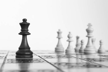 Satranç tahtasında fotoğraflanmış.