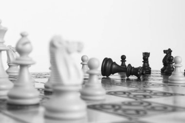 Satranç tahtasında fotoğraflanmış.