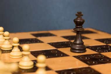 Satranç tahtasında fotoğraflanmış.