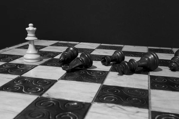 Échecs photographiés sur un échiquier — Photo