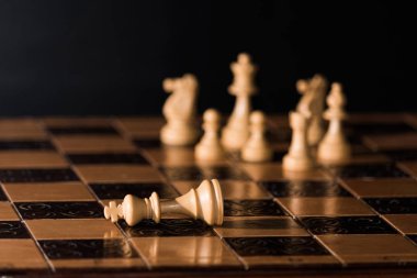 Satranç tahtasında fotoğraflanmış.