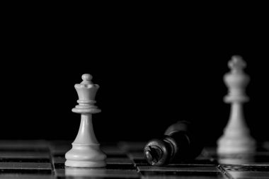 Satranç tahtasında fotoğraflanmış.