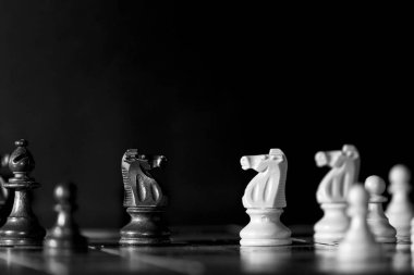 Satranç tahtasında fotoğraflanmış.