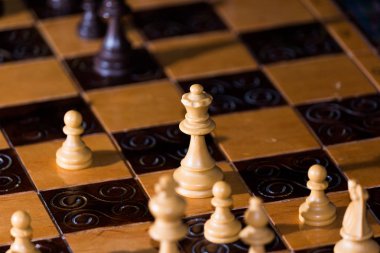 Satranç tahtasında fotoğraflanmış.