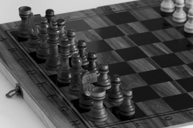 Satranç tahtasında fotoğraflanmış.