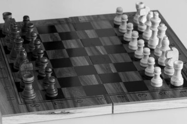 Satranç tahtasında fotoğraflanmış.