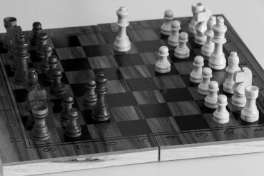 Satranç tahtasında fotoğraflanmış.