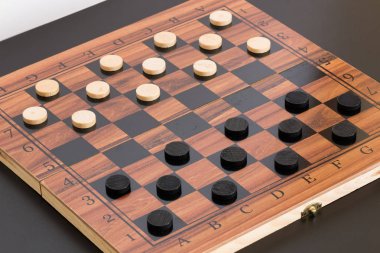 Bir satranç tahtası üzerinde fotoğrafı pedallar