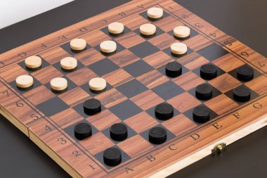 Bir satranç tahtası üzerinde fotoğrafı pedallar